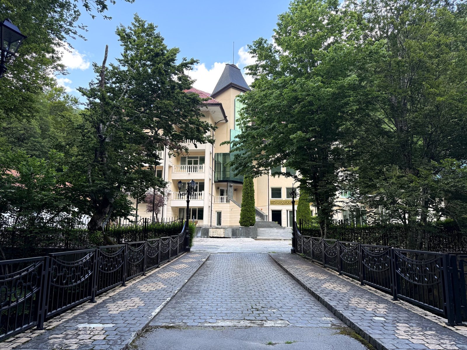 Pedestrian access to the hotel