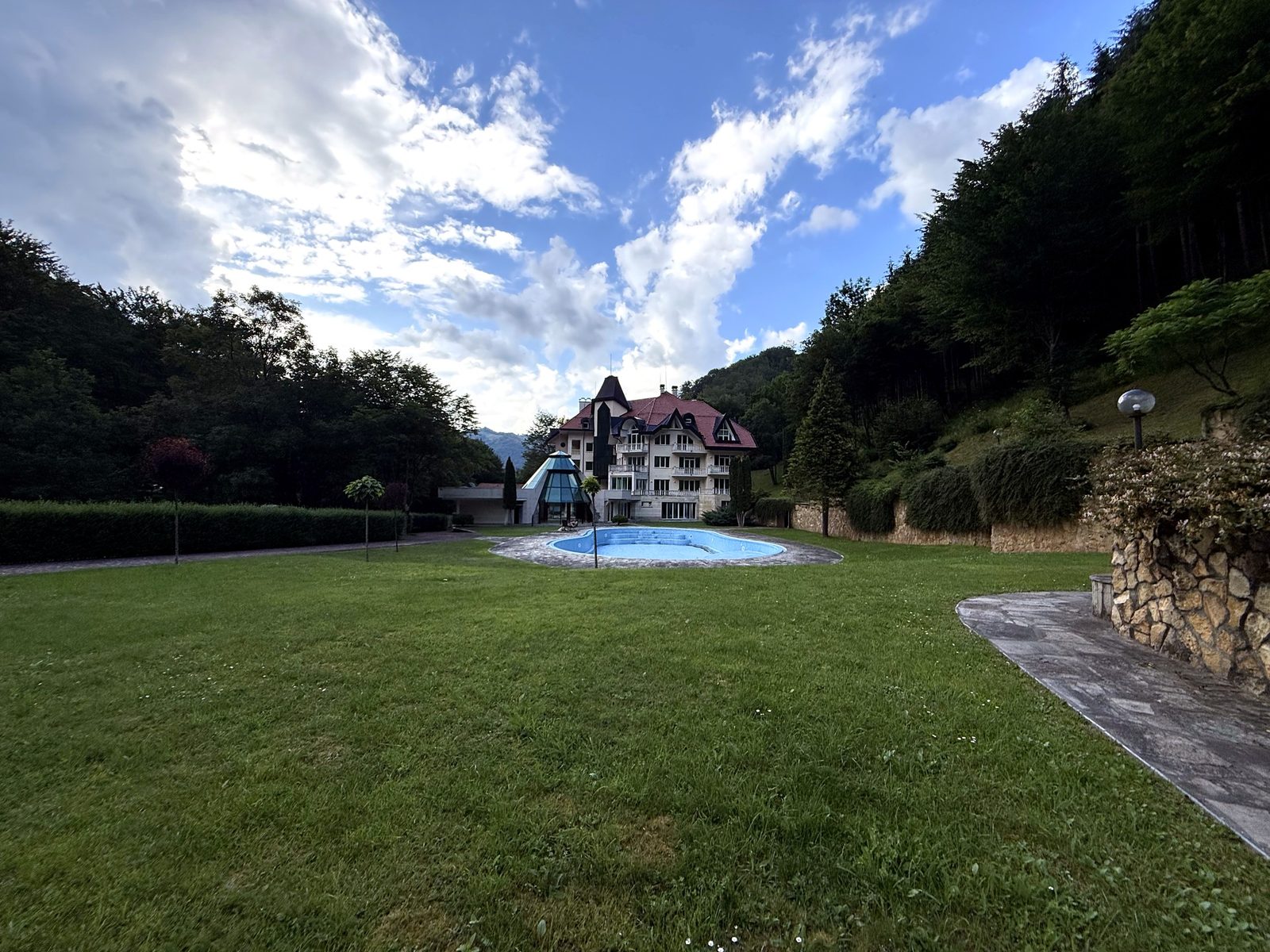 The pool amid the mountains