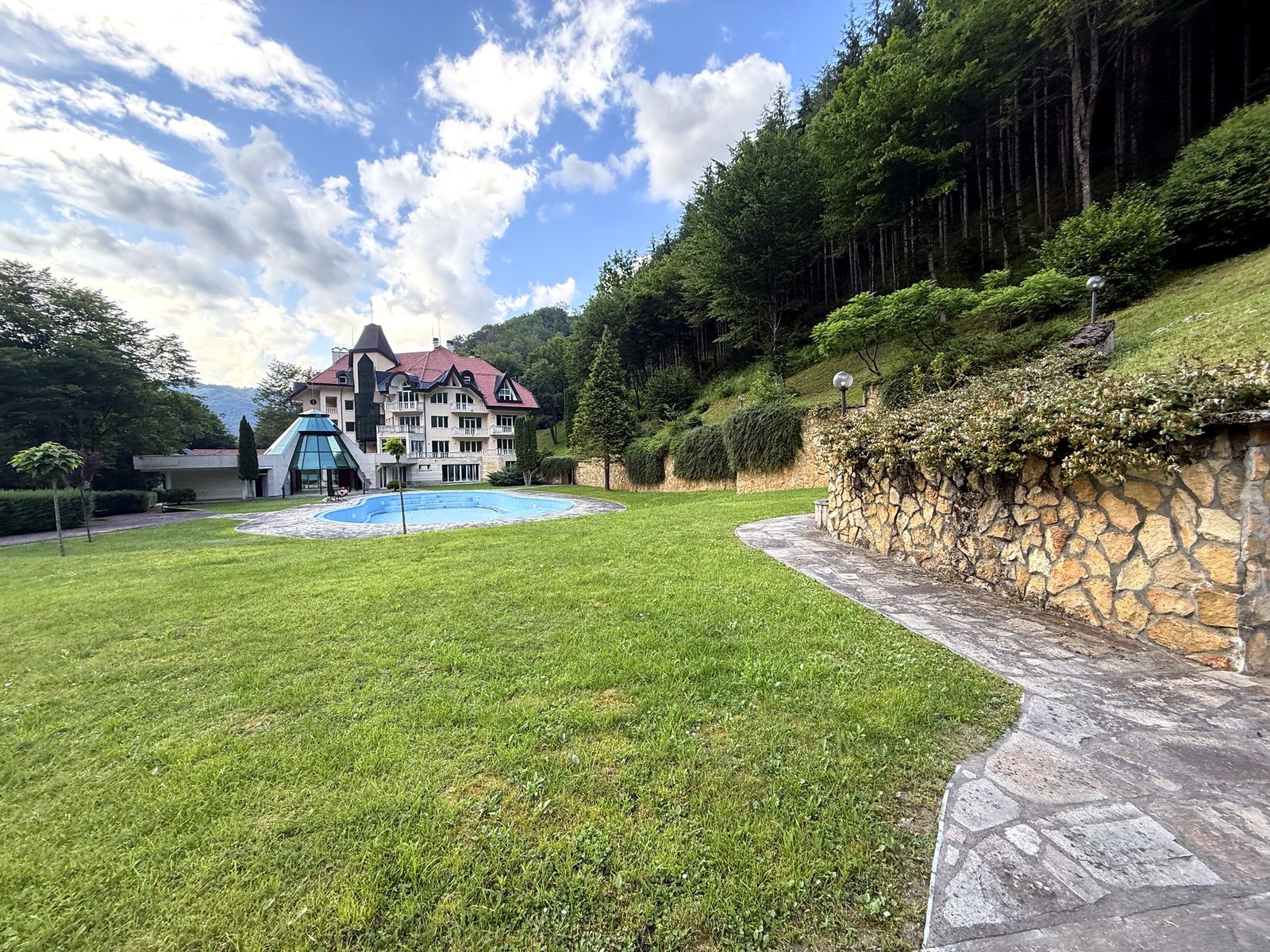 Path alongside the hotel
